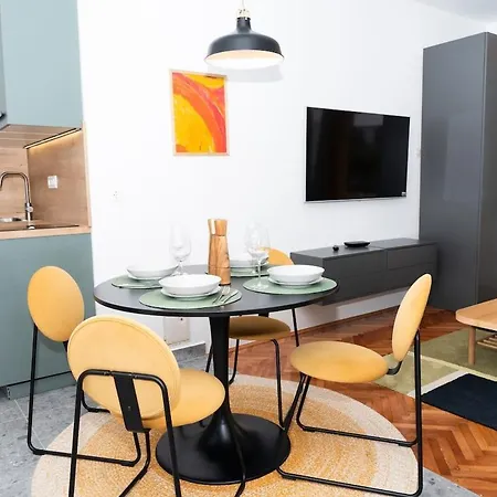 Charming Flat With Comfy Terrace,3001 ראבץ